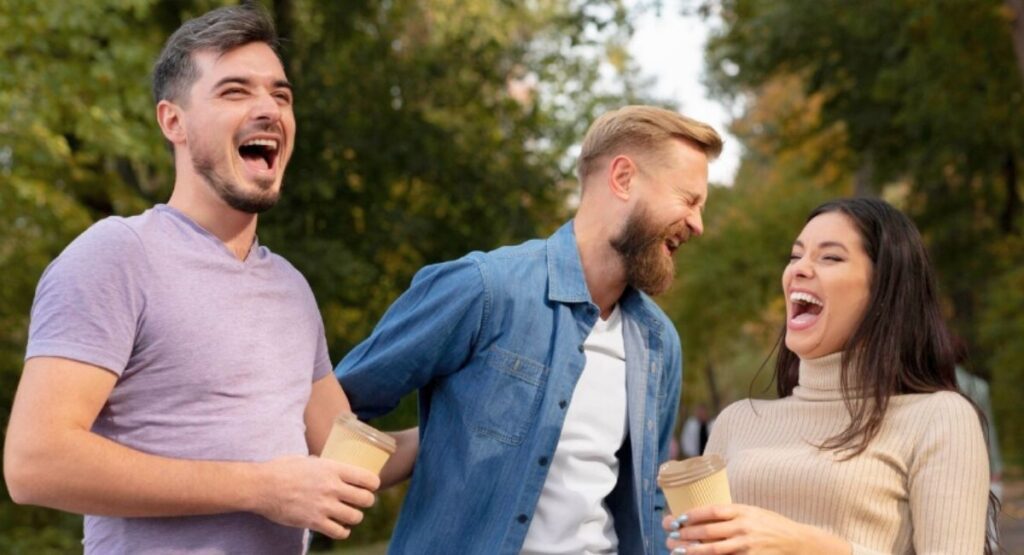 Amigos que se insultam de brincadeira são 300% mais honestos e leais, diz estudo