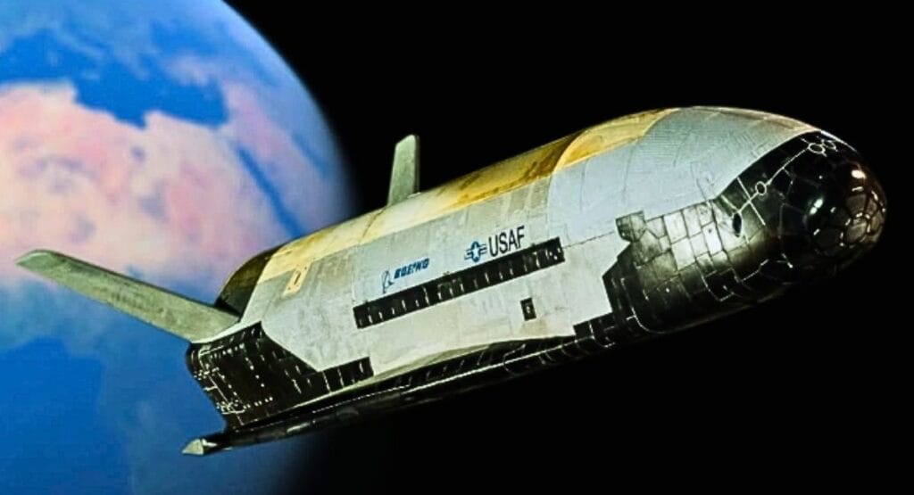 Nave espacial com logotipos da USAF e Boeing orbitando a Terra contra um fundo estrelado. Avião espacial secreto dos EUA X-37B, está prestes a decolar novamente em uma missão misteriosa no espaço