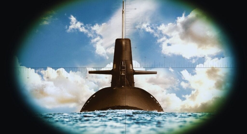 Vista da parte superior de um submarino preto emergindo do mar, observada através de uma mira de luneta com escalas de medição, com céu azul e nuvens ao fundo. Submarinos nucleares