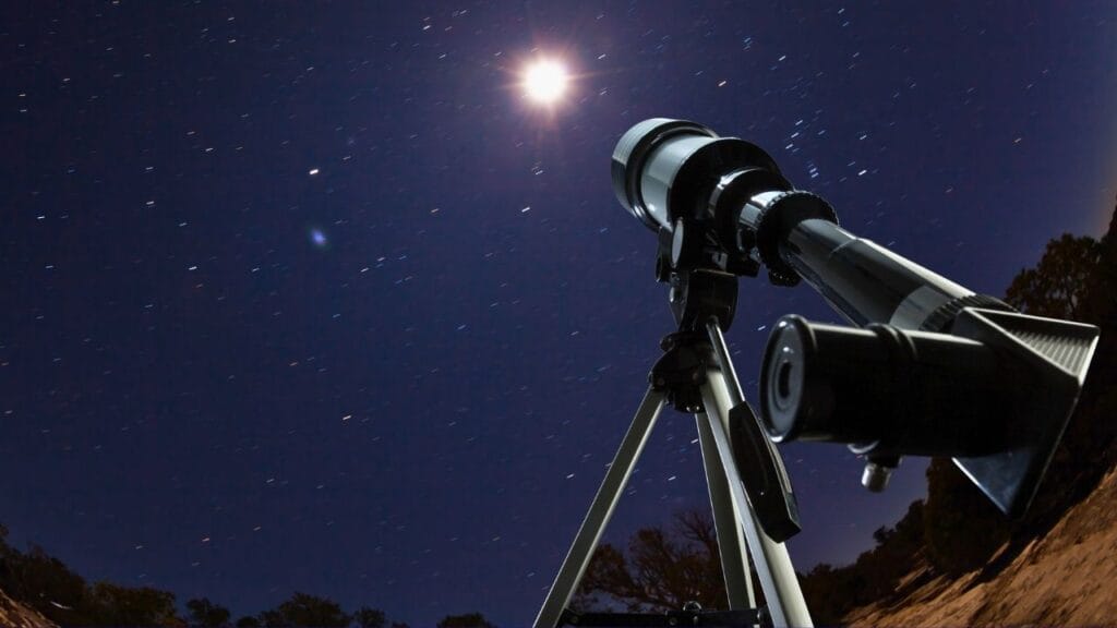 Telescópio apontado para o céu estrelado em noite clara ideal para observação astronômica e descobertas celestes. O que é um telescópio
