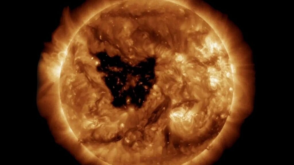 Buraco coronal com formato de borboleta registrado por observatório solar da NASA em 13 de setembro. Crédito NASASDO