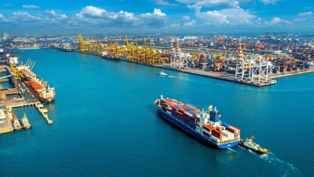 Com busca por reduzir intensidade de emissões de gases de efeito estufa, demanda por combustíveis marítimos de baixa emissão deverá crescer (Adobe Stock)