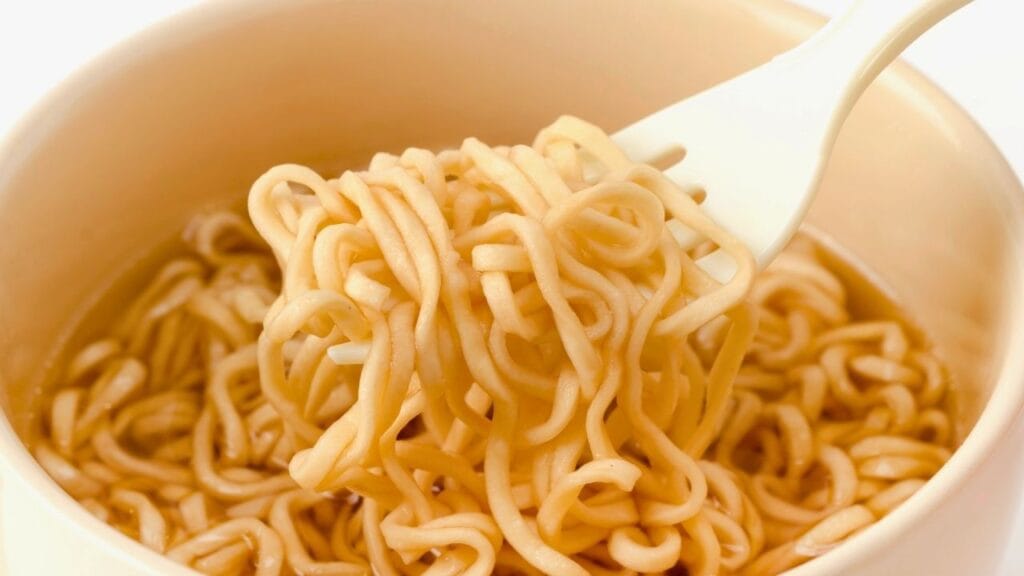 Comer macarrão instantâneo mais de duas vezes por semana pode elevar risco de infarto, AVC e diabetes, revela estudo (2)