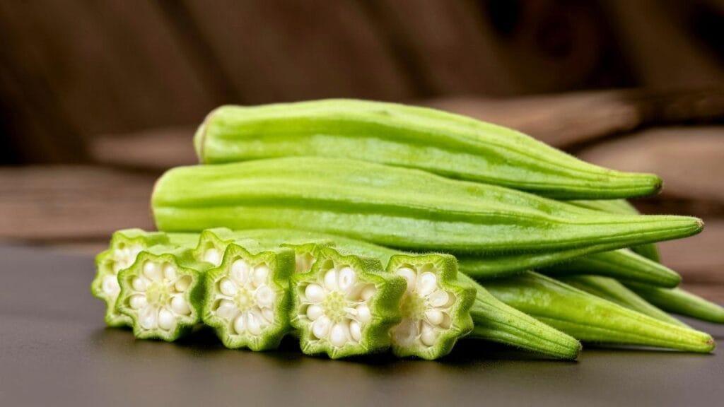 Compostos naturais do quiabo podem ser a solução surpreendente para remover microplásticos dos oceanos, dizem cientistas (2)