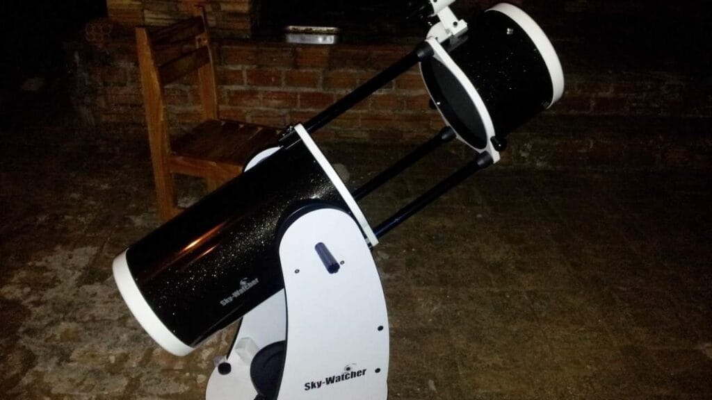 Imagem de um telescópio refletor Dobsoniano de 200 mm, ilustrando o melhor custo benefício para astronomia de céu profundo. Quanto custa um telescópio
