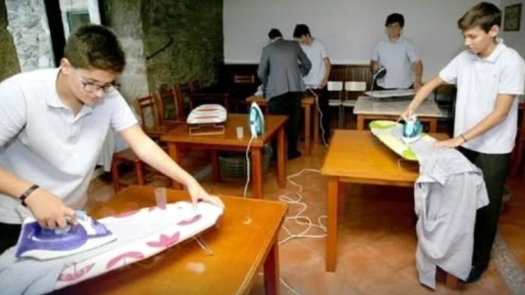 Na Espanha, escolas ensinam meninos e meninas a cozinhar e costurar para promover igualdade desde cedo
