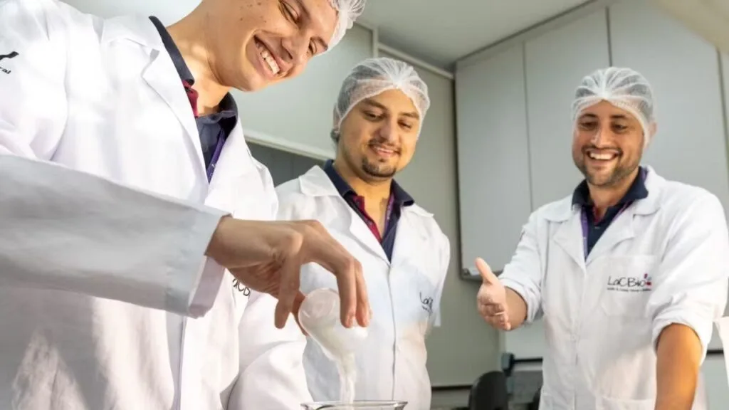 Os estudantes Gustavo e Jonathan desenvolveram o doce de leite sem açúcar nem lactose com o professor Evandro Martins da UFV (Foto UFV)