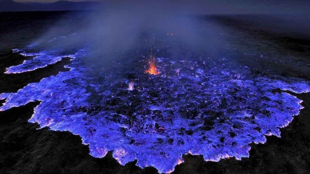 O vulcão Kawah Ijen, na Indonésia, é famoso pelo raro fenômeno de chamas azuis intensas, criadas pela combustão de gases sulfúricos a altas temperaturas. (1)