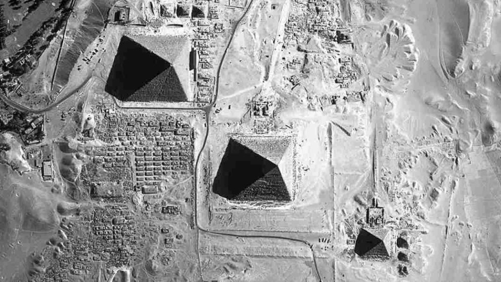Vista por satélite das pirâmides de Gizé, no Egito. Crédito NASA (Satellite view of the Pyramids of Giza, Egypt. Credit NASA.) (1)