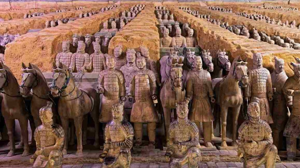 Descoberta acidental em 1974 revelou tumba imperial com milhares de soldados de barro na China