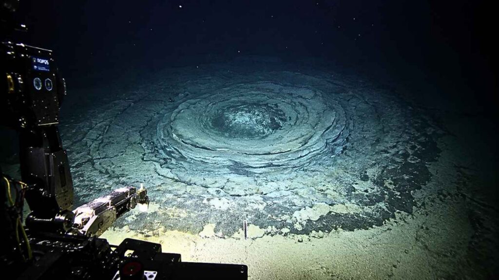 Veículo submarino ilumina estruturas circulares incomuns no fundo do Oceano Ártico durante missão científica que investiga sinais de gelo antigo, atividade geológica e possíveis liberações de metano.