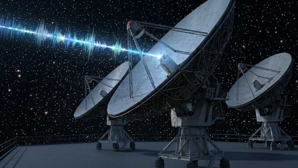 Grandes antenas de radiotelescópio apontadas para um céu noturno densamente estrelado, com uma representação visual de um sinal de áudio em forma de onda luminosa colorida chegando até o receptor principal.