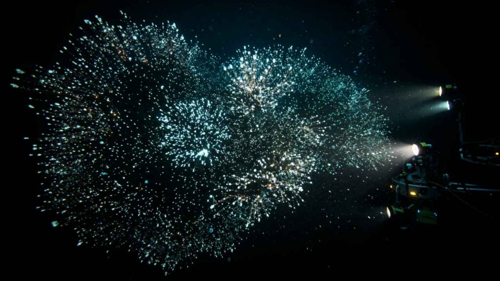 O mar ‘respirou luz’: imagem real mostra fenômeno raro de bioluminescência contínua a mil metros de profundidade. Cientistas ficaram horas observando a “nuvem viva” se mover no escuro total.