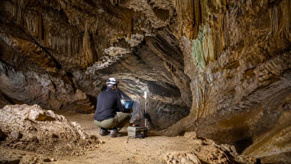 Pesquisador analisa equipamentos científicos dentro de uma caverna subterrânea no México, onde anomalias magnéticas incomuns estão revelando pistas inéditas sobre a história geológica da região.
